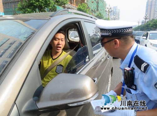 交警四大队：联合多部门开展文明礼让斑马线宣传活动(图6)