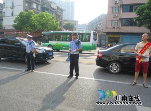 交警四大队：联合多部门开展文明礼让斑马线宣传活动(图5)