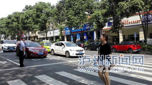 泸州:车辆斑马线不让行人 下周起扣3分罚100元(图1) 泸州:车辆斑马线不让行人 下周起扣3分罚100元(图1)