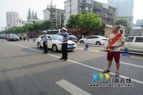 市交警四大队扎实开展文明礼让斑马线宣传活动(图2) 市交警四大队扎实开展文明礼让斑马线宣传活动(图2)