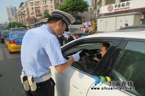 市交警四大队扎实开展文明礼让斑马线宣传活动(图1) 市交警四大队扎实开展文明礼让斑马线宣传活动(图1)