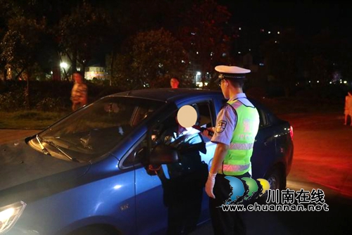 泸县交警大队:高温天出“重拳”整治酒驾(图1) 泸县交警大队:高温天出“重拳”整治酒驾(图1)
