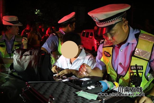 泸县交警大队:高温天出“重拳”整治酒驾(图3) 泸县交警大队:高温天出“重拳”整治酒驾(图3)
