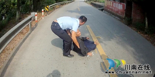 老人中暑晕倒&nbsp;龙马潭区交警为其降温获点赞(图1)