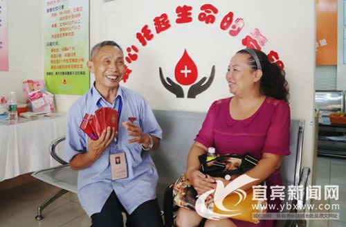 徒步4万公里 遂宁献血大王来宜宾宣传无偿献血(图1) 徒步4万公里 遂宁献血大王来宜宾宣传无偿献血(图1)