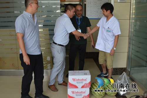 泸州泰安街道为辖区企业送上消暑物品(图1)