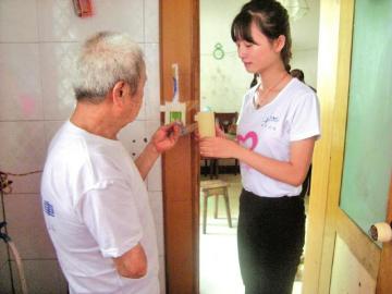 帮助残疾人 内江大学生制作全自动牙膏器(图1) 帮助残疾人 内江大学生制作全自动牙膏器(图1)