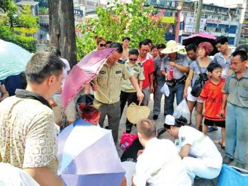 自贡八旬老人高温中暑晕倒 城管摇扇降温(图1) 自贡八旬老人高温中暑晕倒 城管摇扇降温(图1)