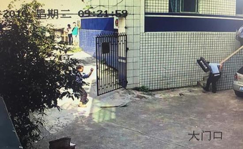 宜宾男大闹派出所 鹅卵石当“飞弹”四处伤人(图1) 宜宾男大闹派出所 鹅卵石当“飞弹”四处伤人(图1)