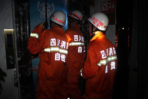 自贡:KTV电梯突停电 8人“暗”中“蒸桑拿”(图1) 自贡:KTV电梯突停电 8人“暗”中“蒸桑拿”(图1)