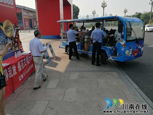 交警三大队:开展乱停乱放和文明礼让斑马线宣传活动(图2) 交警三大队:开展乱停乱放和文明礼让斑马线宣传活动(图2)