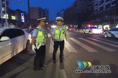 交警四大队组织夜间违停整治随警采访活动(图2)