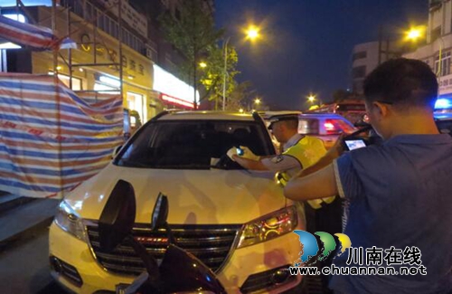 交警四大队组织夜间违停整治随警采访活动(图1)