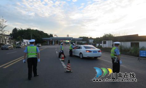 交警四大队开展酒驾统一行动(图1) 交警四大队开展酒驾统一行动(图1)
