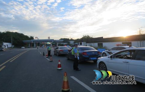 交警四大队开展酒驾统一行动(图2) 交警四大队开展酒驾统一行动(图2)
