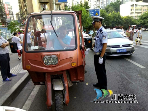 交警三大队重拳整治电动三轮车(图1) 交警三大队重拳整治电动三轮车(图1)