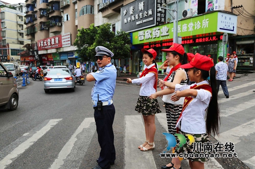 泸州纳溪:留守学生体验“小小交通员”(图1) 泸州纳溪:留守学生体验“小小交通员”(图1)