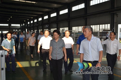 李登菊率队赴泸州为职工“送清凉”(图2) 李登菊率队赴泸州为职工“送清凉”(图2)