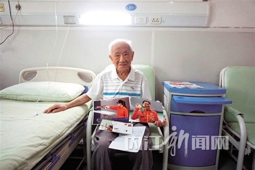 内江九旬老人喜获奥运冠军张梦雪回赠礼物(图1) 内江九旬老人喜获奥运冠军张梦雪回赠礼物(图1)