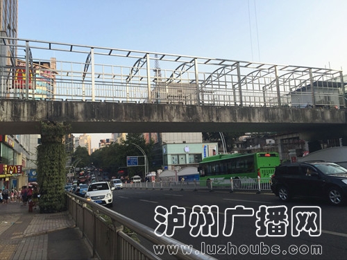 阔别近三年 泸州摩尔人行天桥10月重新投用(图1) 阔别近三年 泸州摩尔人行天桥10月重新投用(图1)