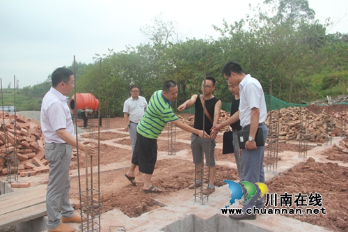 泸县喻寺:党委书记督查危房改建和异地扶贫搬迁工作(图2) 泸县喻寺:党委书记督查危房改建和异地扶贫搬迁工作(图2)