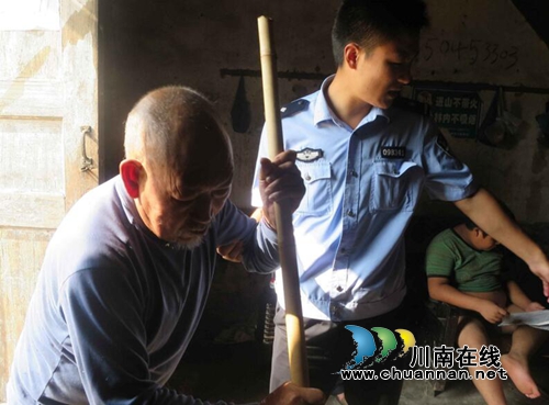 合江自怀:派出所民警情系百姓送关怀(图1) 合江自怀:派出所民警情系百姓送关怀(图1)