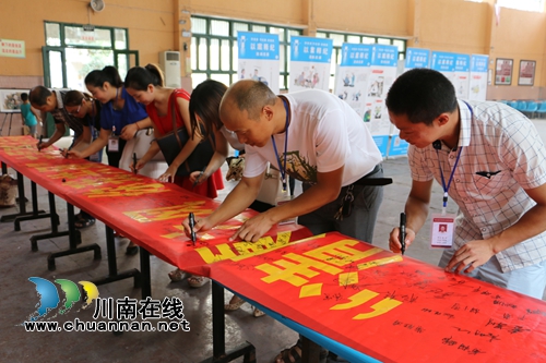 叙永县卫计局组织参观“以案释纪”漫画巡展(图3) 叙永县卫计局组织参观“以案释纪”漫画巡展(图3)