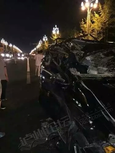 泸州：轿车、货车相撞，奔驰车上两人死亡？(图3)