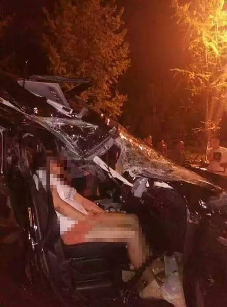 泸州：轿车、货车相撞，奔驰车上两人死亡？(图1)
