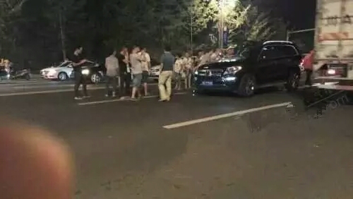 泸州：轿车、货车相撞，奔驰车上两人死亡？(图4)