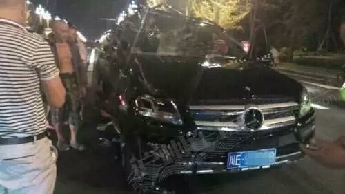 泸州：轿车、货车相撞，奔驰车上两人死亡？(图5)