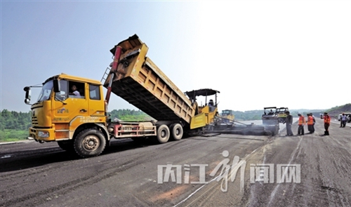 内江高新区白马园区茂门路C段摊铺沥青(图1) 内江高新区白马园区茂门路C段摊铺沥青(图1)