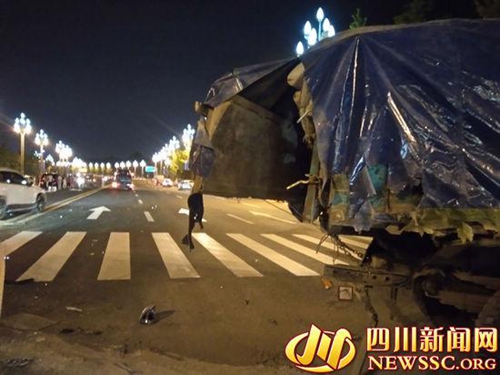 泸州:奔驰疑撞向拐弯货车 网传两人死消息不实(图1) 泸州:奔驰疑撞向拐弯货车 网传两人死消息不实(图1)