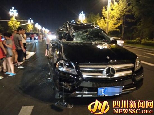 泸州:奔驰疑撞向拐弯货车 网传两人死消息不实(图2) 泸州:奔驰疑撞向拐弯货车 网传两人死消息不实(图2)