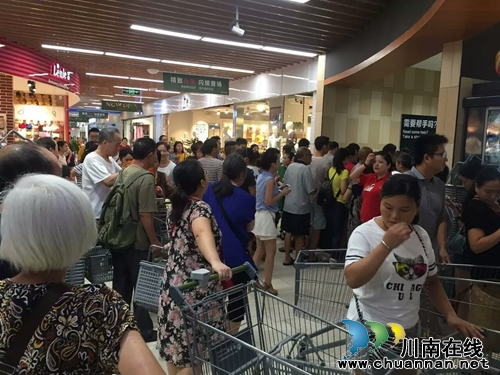 永辉开业 低价风暴持续三天 泸州人都来抢疯啦!(图9) 永辉开业 低价风暴持续三天 泸州人都来抢疯啦!(图9)
