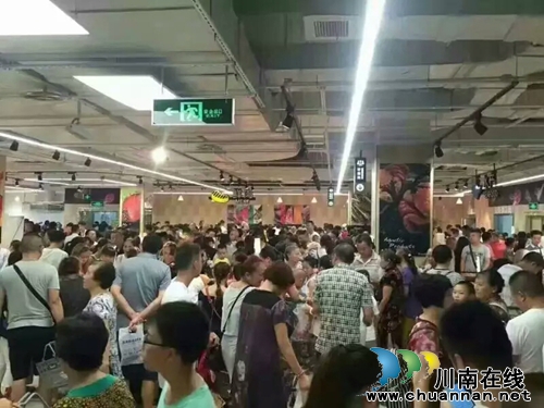 永辉开业 低价风暴持续三天 泸州人都来抢疯啦!(图1) 永辉开业 低价风暴持续三天 泸州人都来抢疯啦!(图1)
