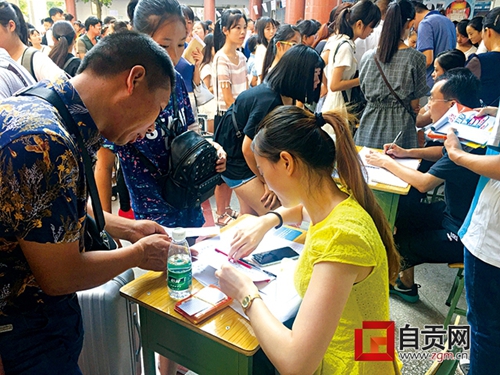 自贡职校新生报名火爆&nbsp;今年新增机器人运用课程(图1)