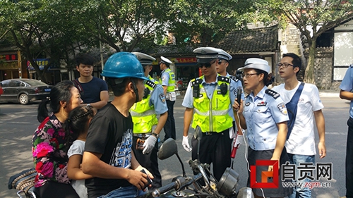 自贡交警参加“全国交警直播月”活动(图1) 自贡交警参加“全国交警直播月”活动(图1)