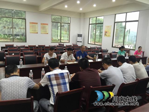 合江县委书记张季頫督查榕山镇脱贫攻坚工作(图3) 合江县委书记张季頫督查榕山镇脱贫攻坚工作(图3)