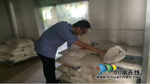 合江县九支镇食药监所开展月饼专项检查(图1) 合江县九支镇食药监所开展月饼专项检查(图1)