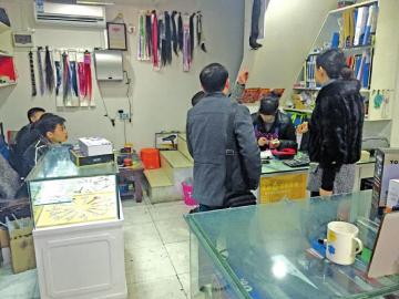 泸州查获多种假冒化妆品 涉假门店还进行分销(图1) 泸州查获多种假冒化妆品 涉假门店还进行分销(图1)