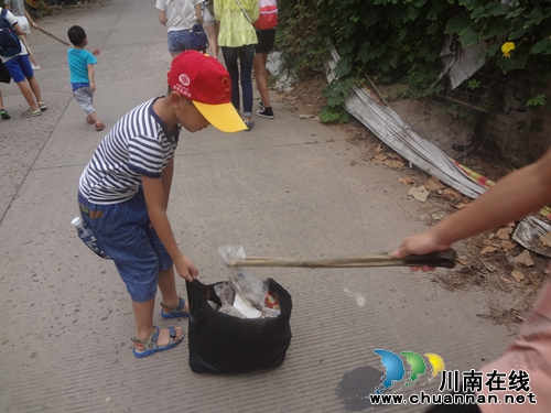 红星街道组织辖区青少年体验“我是环卫工”(图1)