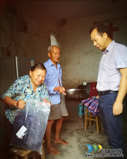 江阳区委编办到华阳街道江湾村走访慰问困难户(图1)