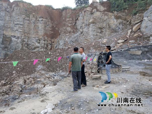 古蔺国土局局长刘朝华深入基层一线督查易地扶贫搬迁工作(图2)