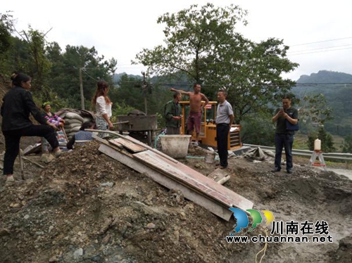 古蔺国土局局长刘朝华深入基层一线督查易地扶贫搬迁工作(图1)