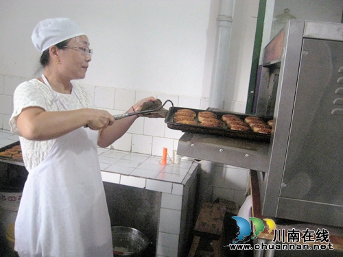 泸州手工制饼人石桂兰 26年坚守传统技艺(图2) 泸州手工制饼人石桂兰 26年坚守传统技艺(图2)