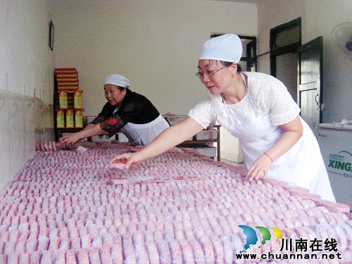 泸州手工制饼人石桂兰 26年坚守传统技艺(图1) 泸州手工制饼人石桂兰 26年坚守传统技艺(图1)