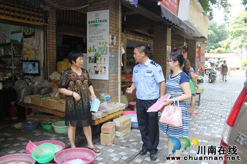 泸州交警一大队联合社区、经信委开展规范车辆停放专项整治宣传活动(图1)