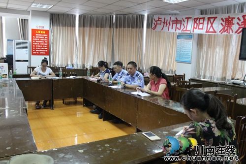 泸州交警一大队联合社区、经信委开展规范车辆停放专项整治宣传活动(图3)