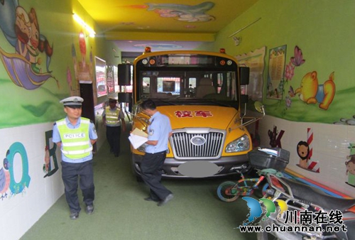 泸州：把牢校车安全&nbsp;叙永交警严查(图1)